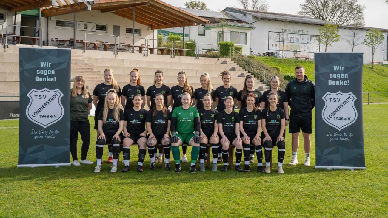 SPORTPUNKT Höchstadt stattet unsere Fußball-Frauenmannschaft mit Trikots aus